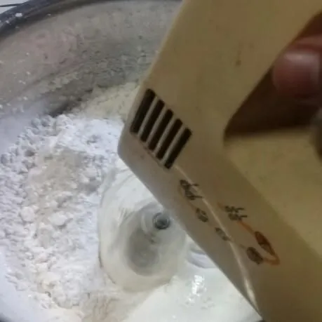 Masukkan tepung terigu dan mixer hingga tepung tidak bergerindil.