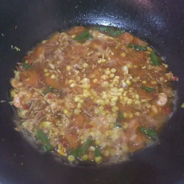 Masukkan jagung. Aduk rata.