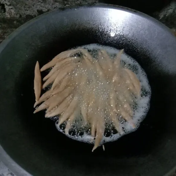 Goreng adonan gabus hingga kuning kecoklatan.