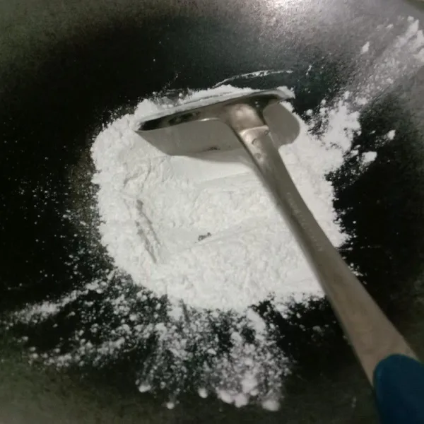 Siapkan tepung beras lalu sangrai sampai terasa ringan saat diaduk.
