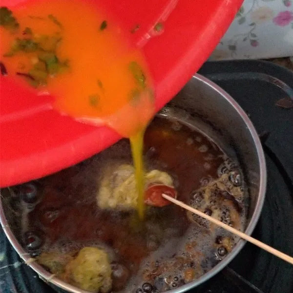 Tuangkan telur di minyak panas, sambil diputar ya sosisnya biar telurnya lengket, ulangi step ini sampai sosis habis.