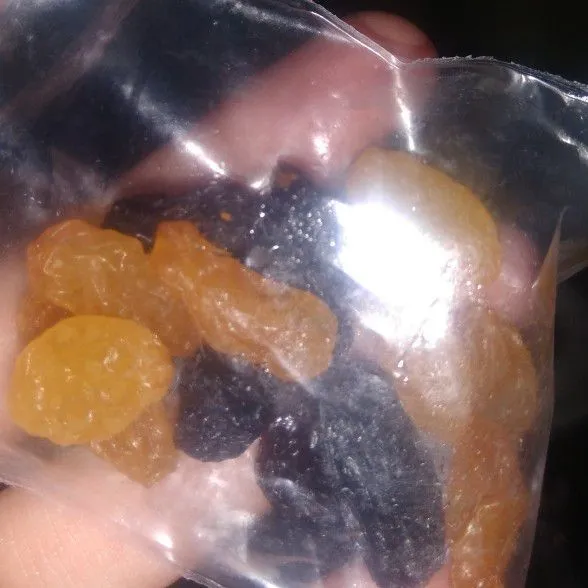 Terakhir taburi dengan kismis, siap disajikan.