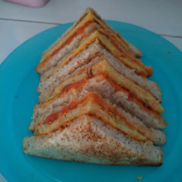Roti lapis telur sayuran siap disajikan.