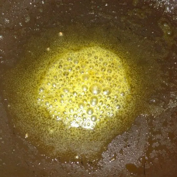 Untuk membuat sambal nya, panaskan margarin