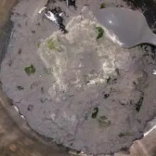 Siapkan baskom: masukkan tepung terigu, garam, bawang putih yang audah dihaluskan dan daun bawang. Aduk sampai tercampur rata.