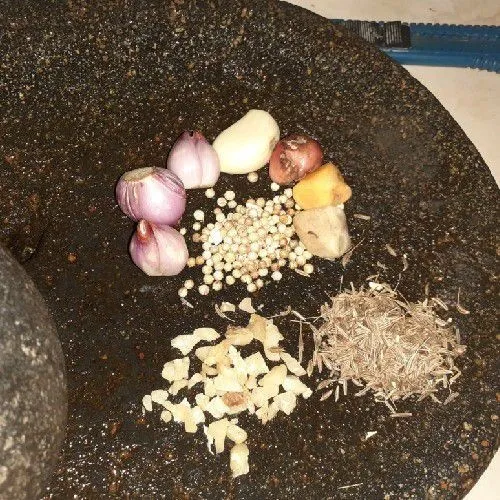 Giling bumbu halus bawang merah, bawang putih, jahe, kunyit, lengkuas, ketumbar, kemiri, dan jintan.