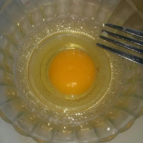 Kocok lepas telur.