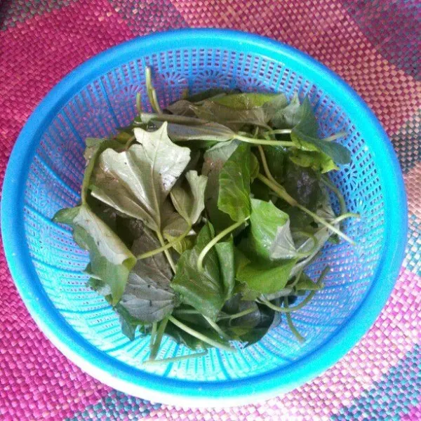 Pisahkan daun ubi dari tangkai utamanya, pilih daun yang masih cukup muda. Cuci bersih lalu tiriskan.