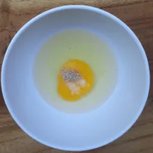 Masukkan telur, garam, dan lada ke dalam mangkuk. Kocok lepas sampai tercampur rata.