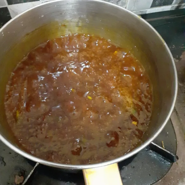 Tambahkan kecap dan aduk hingga mengental, setelah matang campurkan dengan kwetiaw. Siap disantap.