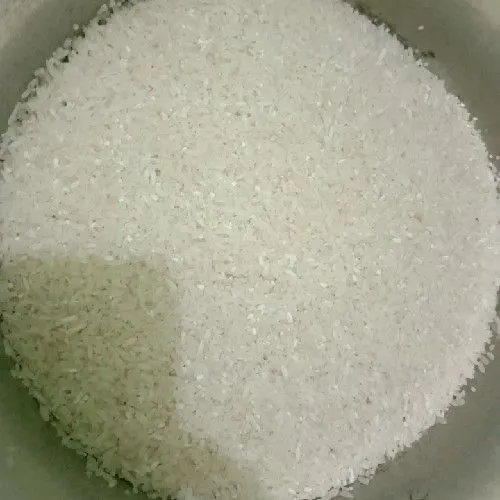 Siapkan beras lalu cuci bersih.