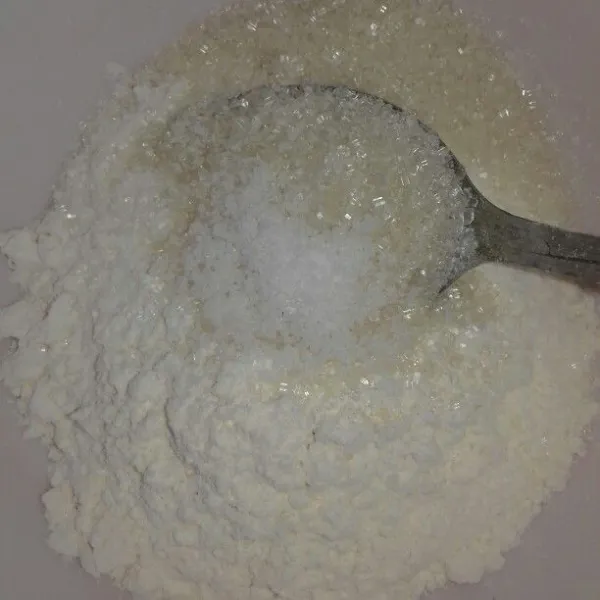 Campur tepung terigu, gula, dan garam di dalam wadah.