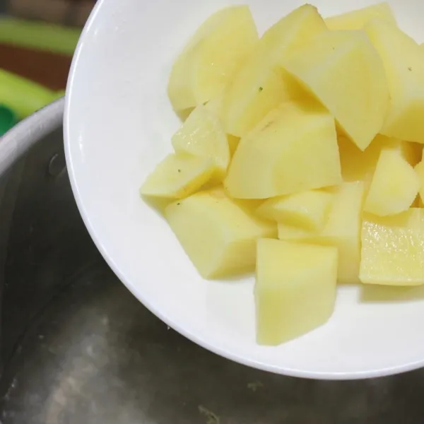 Rebus kentang dan brokoli hingga matang, sisihkan.
