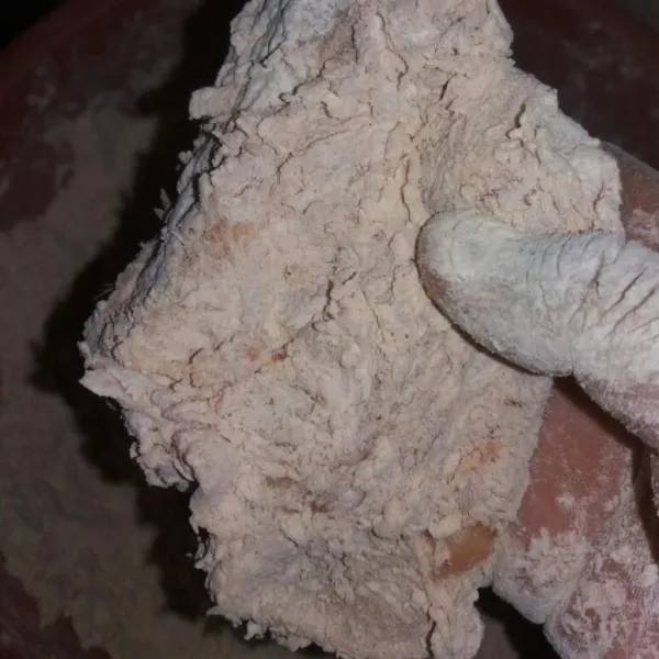 Ambil satu potongan ayam, gulingkan ke tepung yang sudah dibumbui tadi. Cubit-cubit pelan agar lapisan tepung yang menempel keriting.