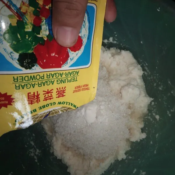 Masukkan 1 bungkus agar-agar bubuk warna putih.