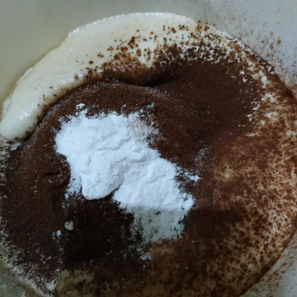 Masukkan tepung terigu dan baking powder double acting.