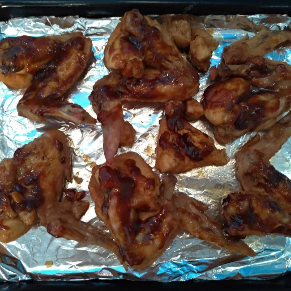 Siapkan loyang beri aluminium foil, olesi ayam dengan sisa bumbu.
