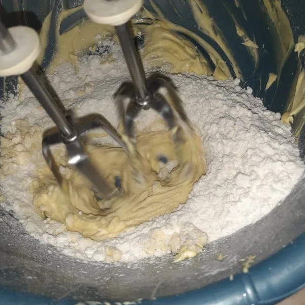 Masukkan tepung terigu, aduk lagi.