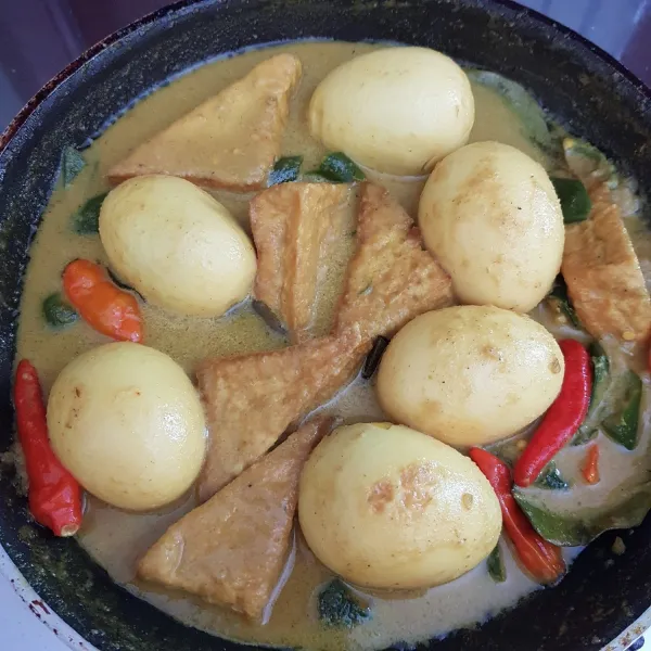 Masak hingga bumbu meresap (sedikit/banyak kuah atur sesuai selera). Koreksi rasa, angkat dan sajikan.