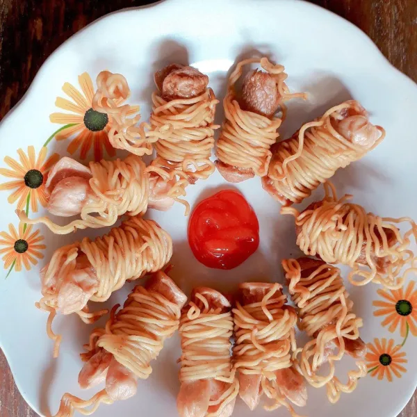 Angkat sosis dan tiriskan. sajikan dengan saos sambal.