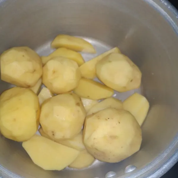 Kupas kentang, jika lebih suka tidak dikupas tidak apa-apa sesuai selera.