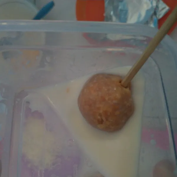 Bentuk bulat adonan lalu beri tusukan lolipop, celupkan ke dalam susu cair 30 ml.