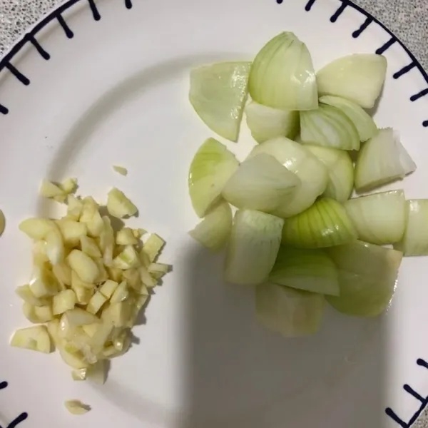 Siapkan minyak dan wajan lalu tumis bawang putih hingga harum.