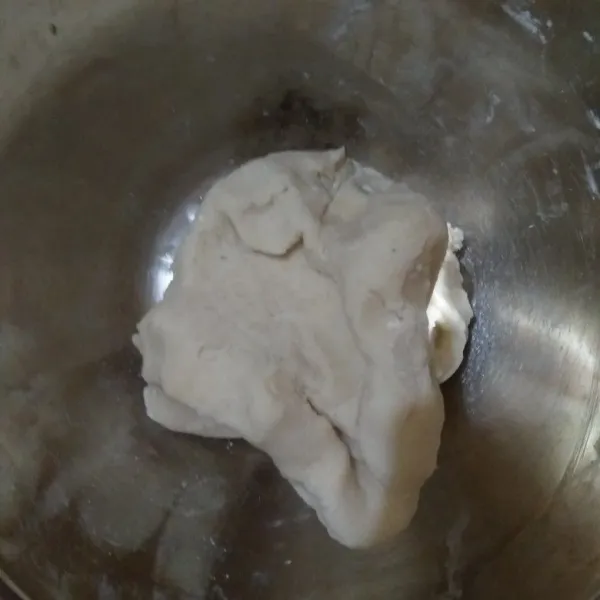Pindahkan adonan tepung tadi ke dalam mangkok. Masukkan tepung tapioka, aduk hingga tercampur rata.