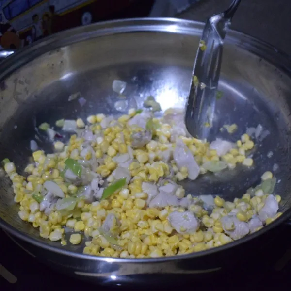 Setelah daging ayam matang, masukkan jagung yang sudah dipipil dan tumis sampai matang.