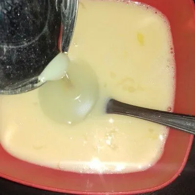 Campurkan susu dan telur, aduk rata hingga tercampur tidak udah dikocok cepat saring agar lembut.