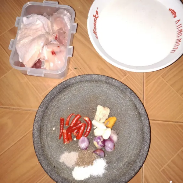 Siapkan bahan-bahan, peras santan terlebih dahulu.