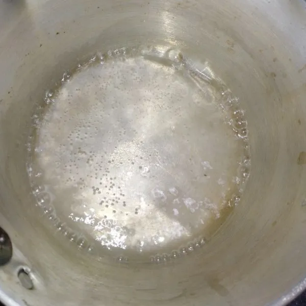 Rebus air putih, masukkan gula pasir hingga mendidih.