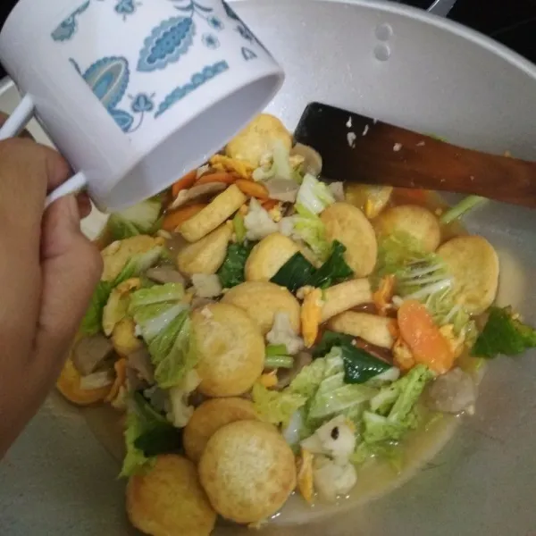 Terakhir, tuang air yang sudah dilarutkan dengan maizena. Aduk-aduk lagi, masak hingga mendidih. Selesai dan siap disajikan π