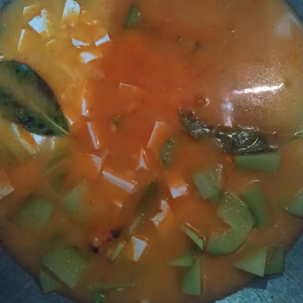 Masak hingga mendidih, kemudian masukkan gula, garam dan penyedap rasa sesuai selera, kemudian terakhir masukan ebi kering, masak hingga mendidih, angkat dan sajikan.