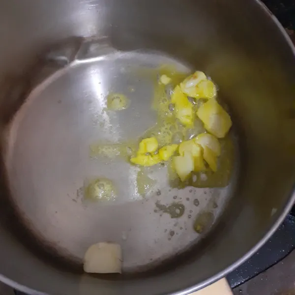 Tumis bawang putih dengan mentega.