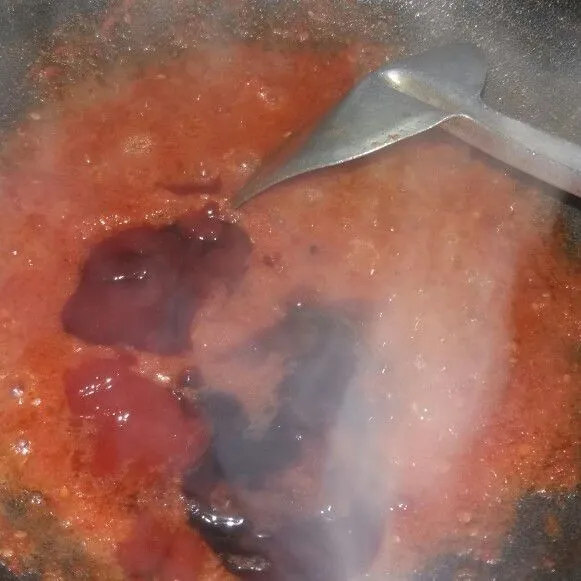 Tambahkan saos tomat, saos sambal, dan saus tiram. Aduk merata.