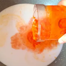 Masukkan santan ke dalam wajan lalu masukkan bumbu halus aduk-aduk, masak dengan api besar hingga mendidih.