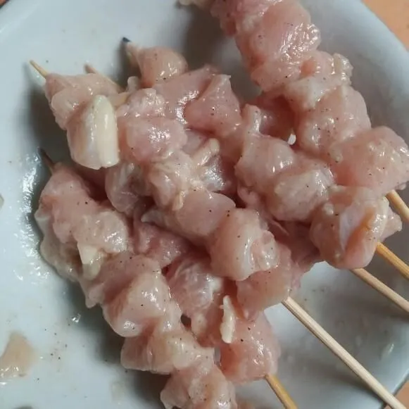 Tusuk-tusuk daging ayam.