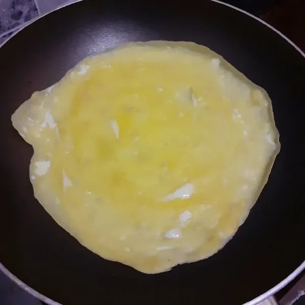 Campurkan adonan telur dan tepung terigu. Kocok dan tuangkan ke dalam teflon.