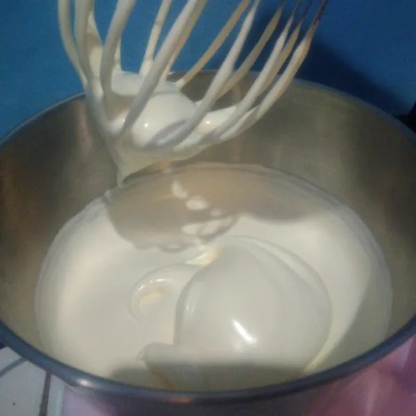 Kocok telur, gula, dan cake emulsifier hingga putih mengembang.