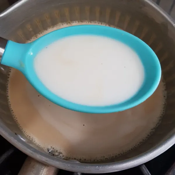 Setelah mendidih masukkan larutan maizena. Aduk rata.