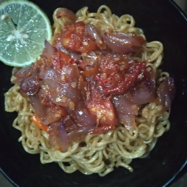 Taruh mie dalam mangkuk atau piring, tiang sambal bawang diatasnya. Tambahkan dengan toping favorit masing-masing dan siap sajikan.