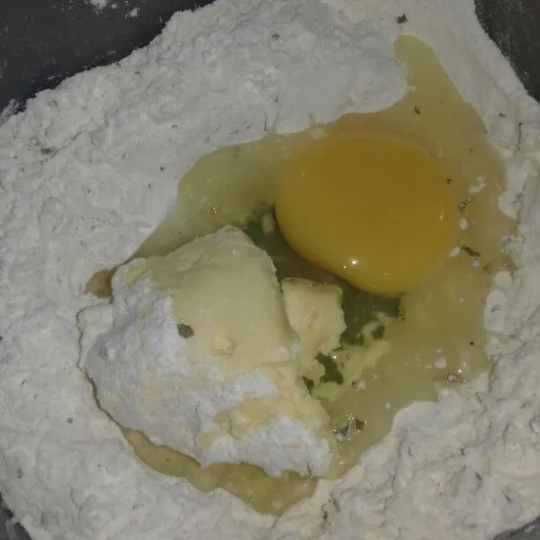 Campurkan mentega dan 1 butir telur.