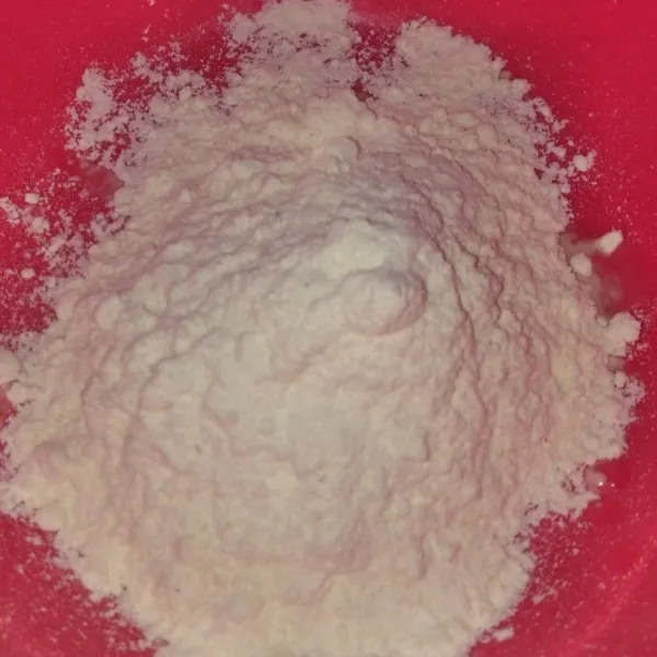Masukkan tepung terigu ke dalam mangkuk.
