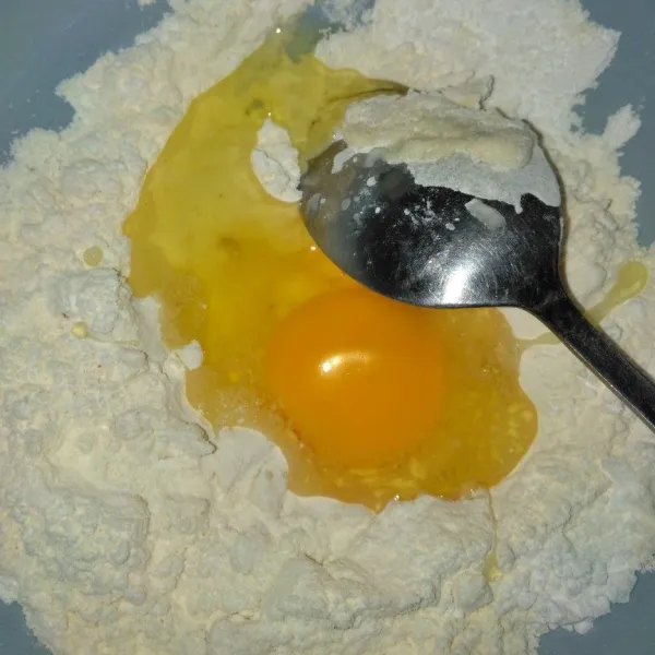 Campur tepung dan telur.