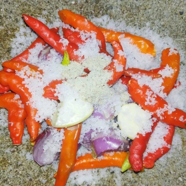 Ulek rawit, bawang merah & bawang putih dengan garam & lada. Sisihkan.