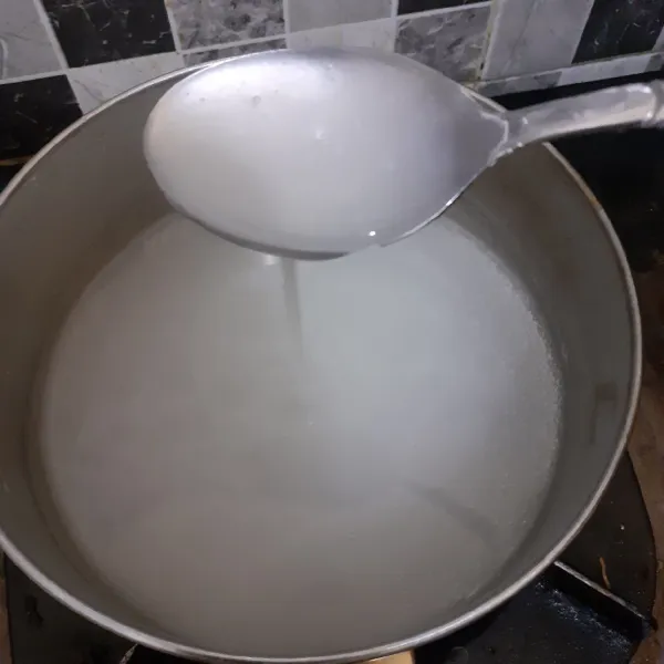 Aduk-aduk tepung maizena hingga mengental.