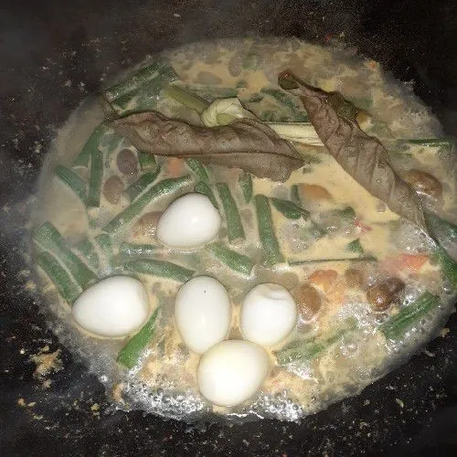 Masukkan telur puyuh, daun salam, dan sereh geprek.