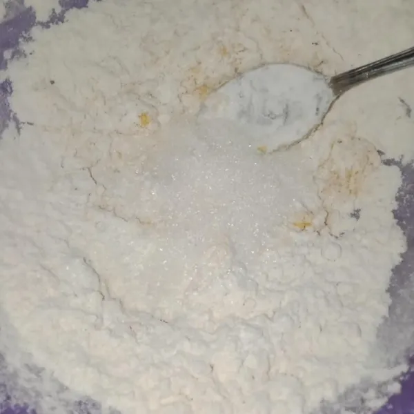 Tambahkan telur ke dalam adonan tepung, aduk hingga rata.