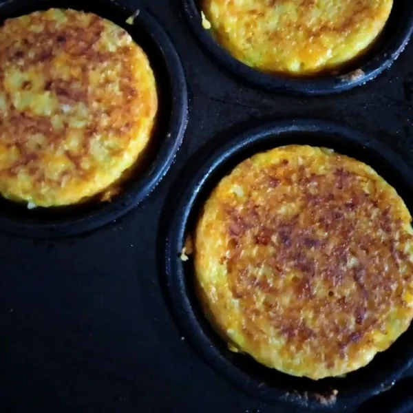 Bolak-balik, lalu angkat dan sajikan.